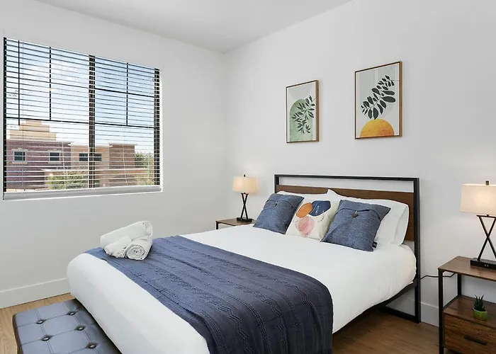 Cozysuites At Apartment